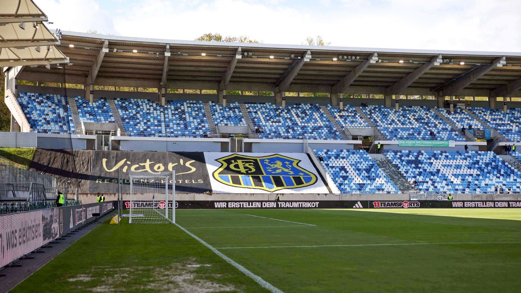 Die sogenannten Kuhweiden, unbebaute Zuschauertribünen im Saarbrücker Ludwigsparkstadion