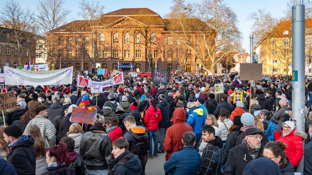 Menschen bei einer Demo gegen Rechtsextremismus in Saarbrücken