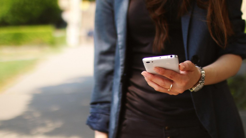 Frau mit Handy in der Hand 