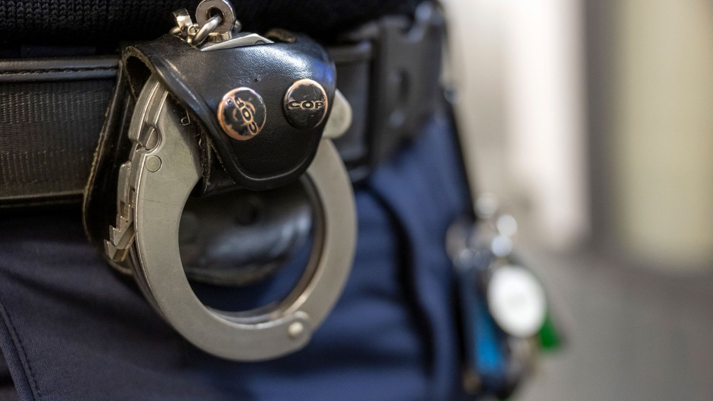 Handschellen am Gürtel eines Polizisten