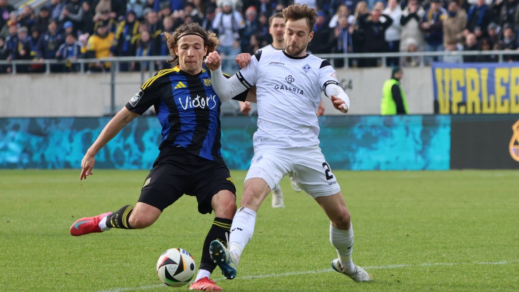 Foto: Tim Civeija (1. FC Saarbrücken), Lukas Kluenter (SV Waldhof Mannheim)