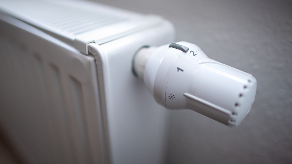 Ein niedrig eingestelltes Thermostat an einem Heizkörper