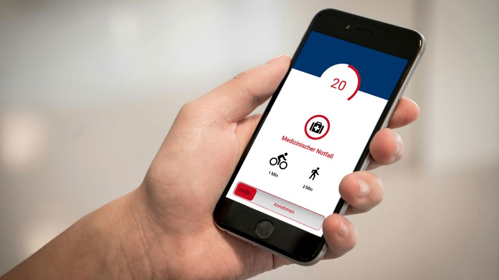 Ein freiwilliger Ersthelfer bekommt eine Rettungsanfrage einer speziellen App auf seinem Smartphone angezeigt