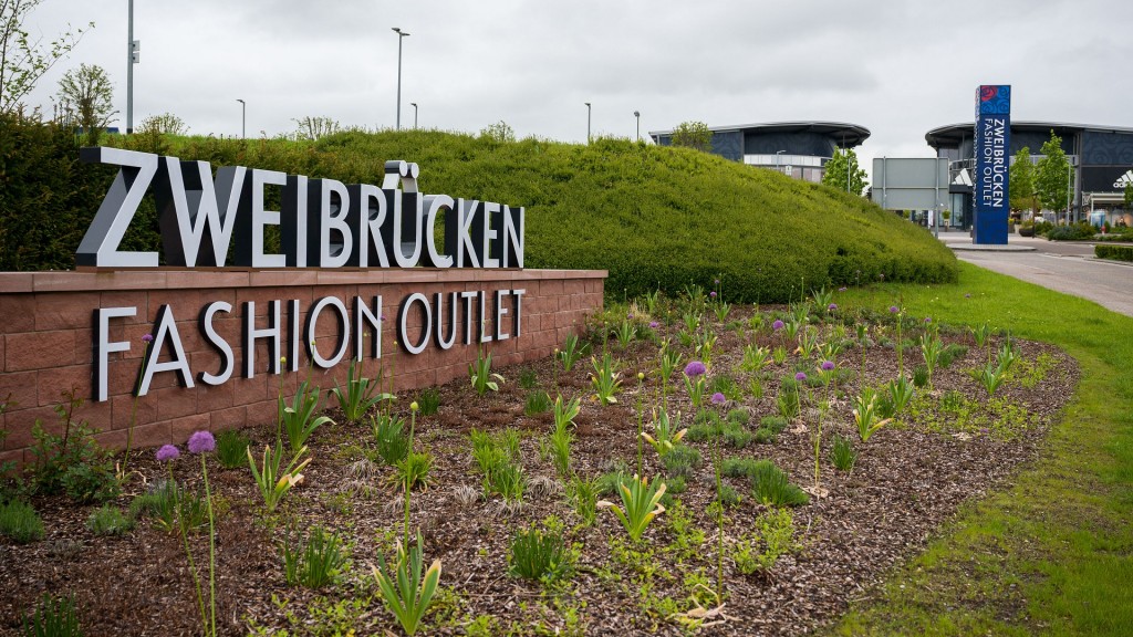 Der Schriftzug an der Einfahrt zum Fashion Outlet Zweibrücken