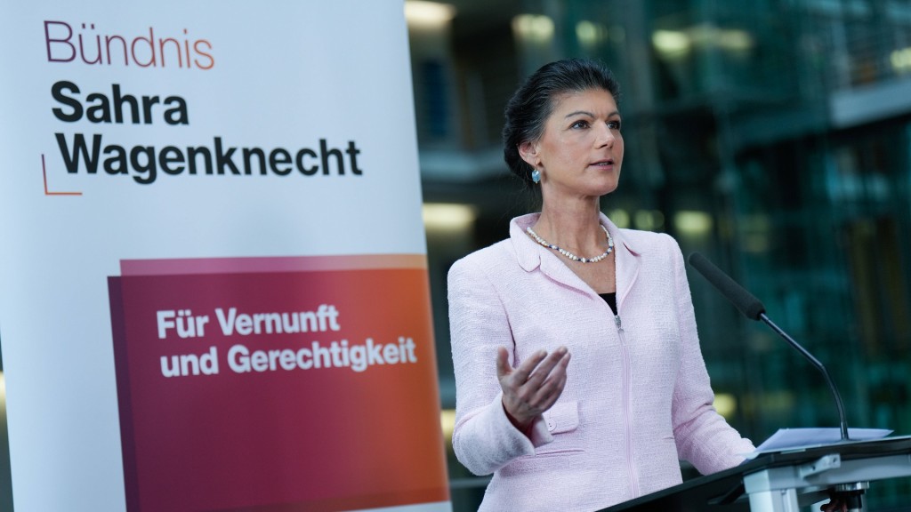 Sahra Wagenknecht bei einer Pressekonferenz am Rednerpult.