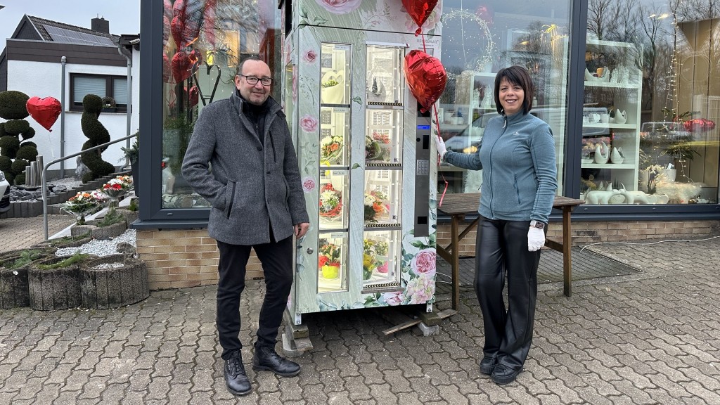 Stefan und Tanja Rettenberger vor ihrem Blumenautomaten
