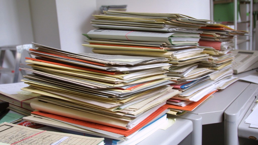 Foto: Aktenberge auf einem Schreibtisch