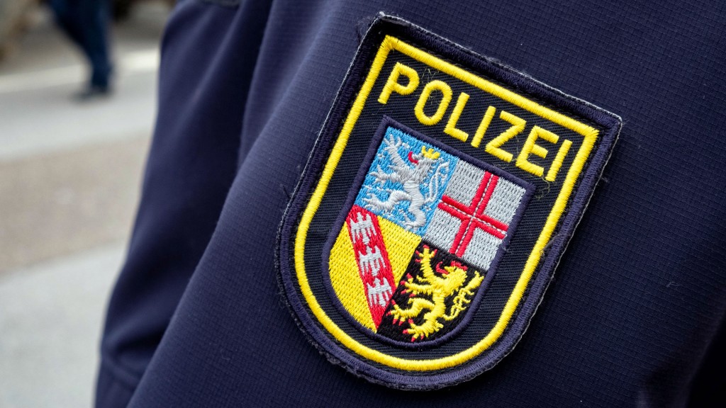 Foto: Abzeichen der saarländischen Polizei an einer Uniformjacke