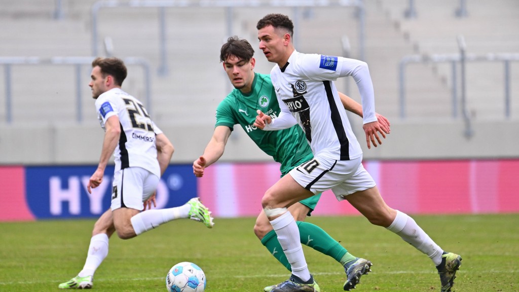 Fisnik Asllani (10, SV Elversberg ) vor Reno Münz (5, SpVgg Greuther Fürth ).
