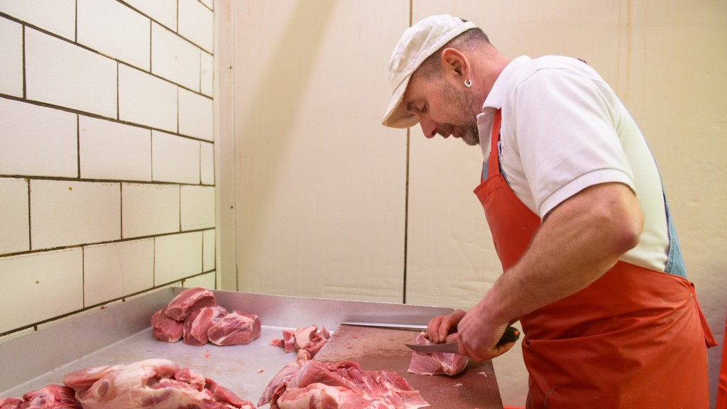 Ein Metzger zerlegt Schweinefleisch