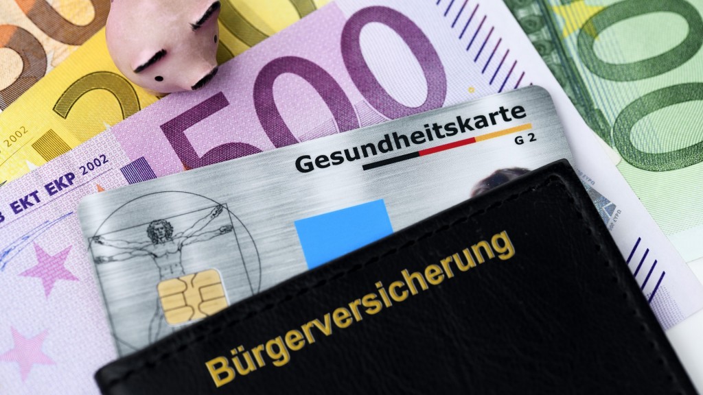 Gesundheitskarte mit Geldscheinen und Sparschwein, Bürgerversicherung