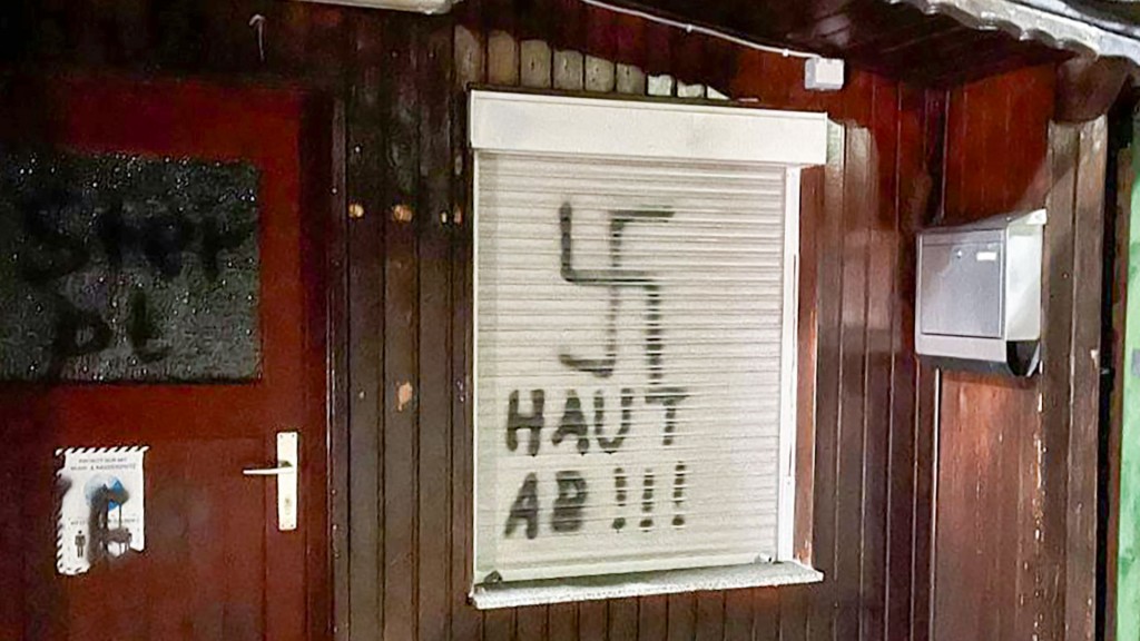Foto: Hakenkreuz-Schmiererei auf Hauswand