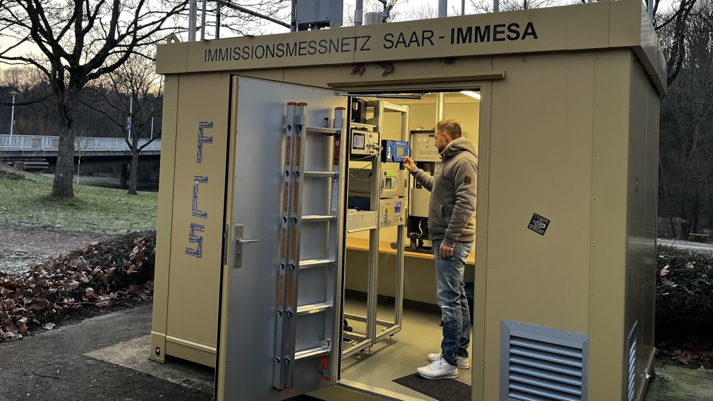 Thomas Krisch in der Messstation