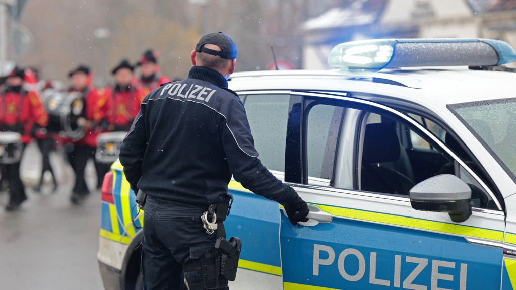 Einsatzkräfte der Polizei sichern einen Faschingsumzug