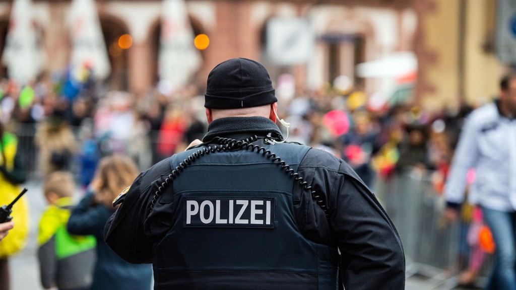 Foto: Ein Polizist beobachtet eine Großveranstaltung in der Innenstadt
