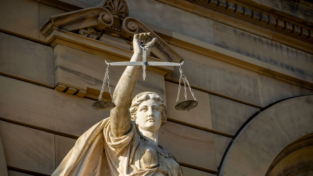 Foto: Vor einem Justizgebäude steht die Statue einer Justitia
