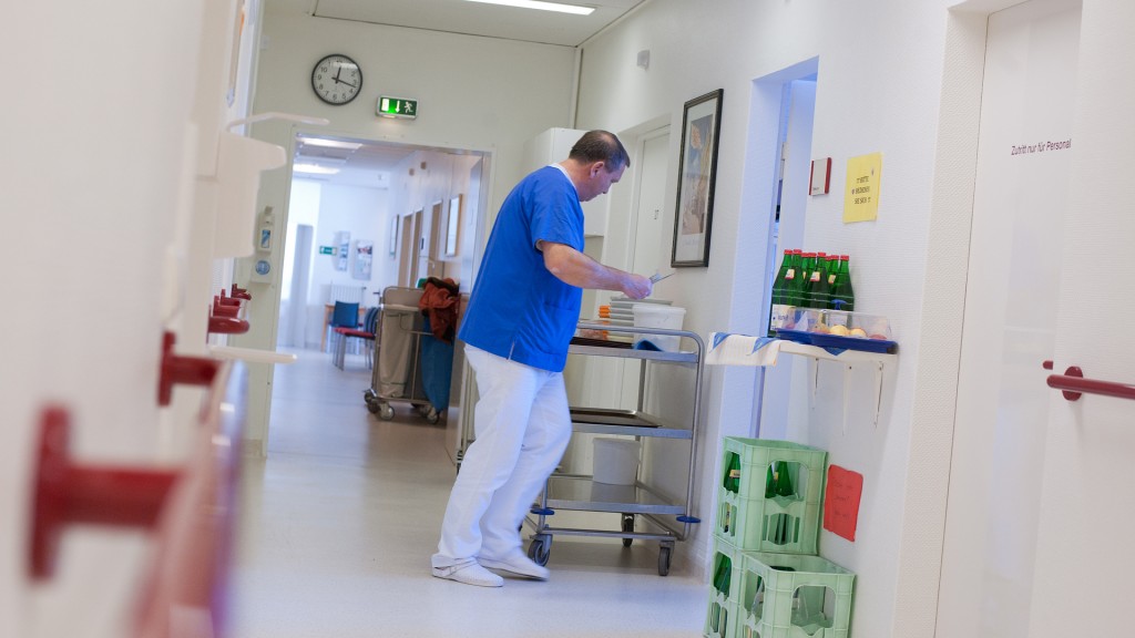 Symbolbild: Ein Krankenpfleger auf der Station eines Krankenhauses 