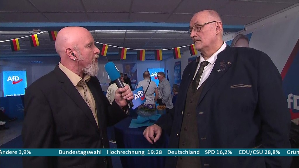 SR-Reporter Christoph Grabenheinrich berichtet am Wahlabend aus der Geschäftsstelle der AfD in Saarbrücken