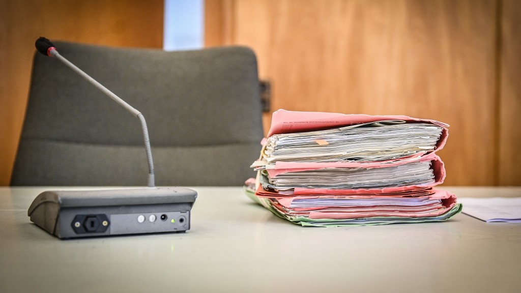 Akten eines Gerichtsprozesses liegen auf dem Tisch