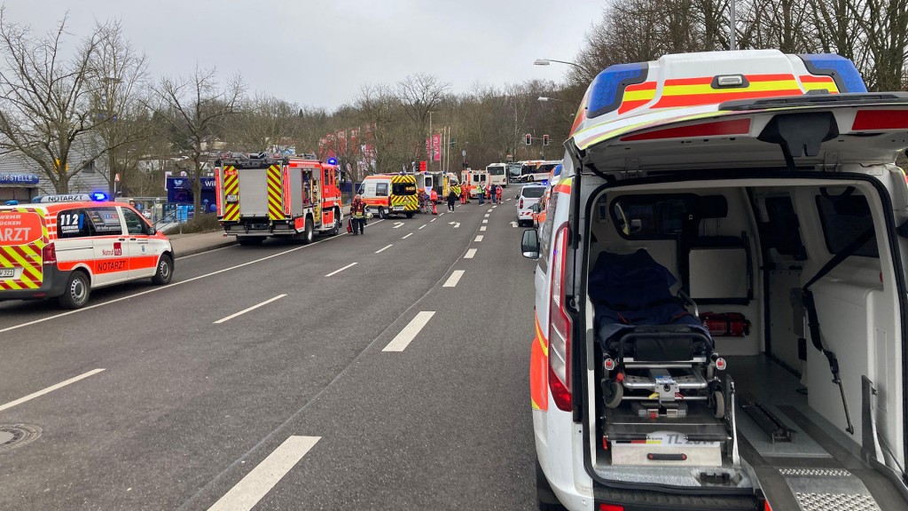 Foto: Zahlreiche Rettungskräfte nach einem Frontal-Zusammenstoß zweier Linienbusse auf der Breslauer Straße, Saarbrücken