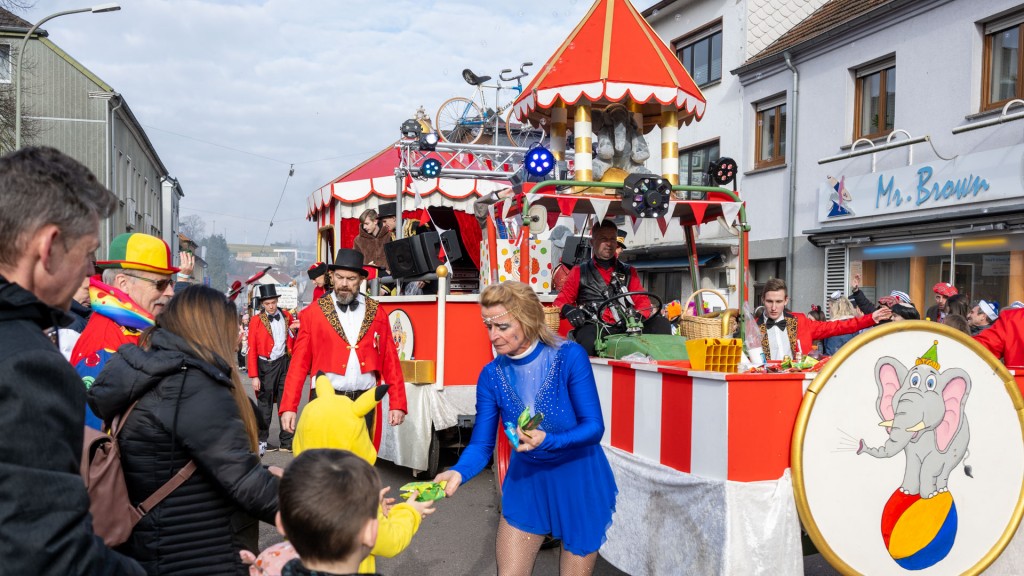 Foto: Der SR 3-Prunkwagen bei der närrischen Parade in Lebach
