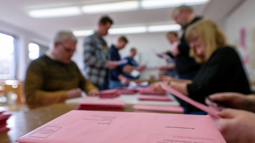 Wahlhelfer bereiten Wahlbriefe zur Auszählung der Briefwahlstimmzettel vor