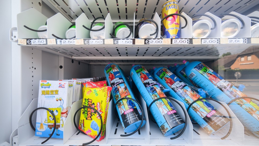 Ein Warenautomat, unter anderem mit Lachgasflaschen bestückt, steht vor einem Ladengeschäft