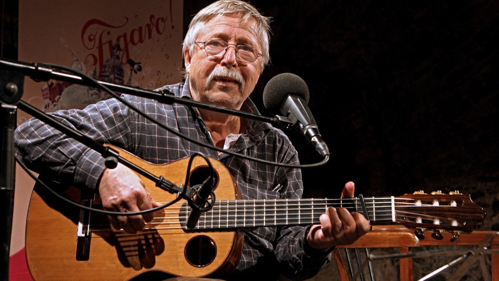 Wolf Biermann mit Gitarre