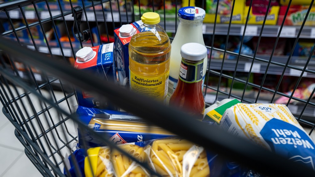 Einkaufswagen mit Lebensmitteln im Supermarkt
