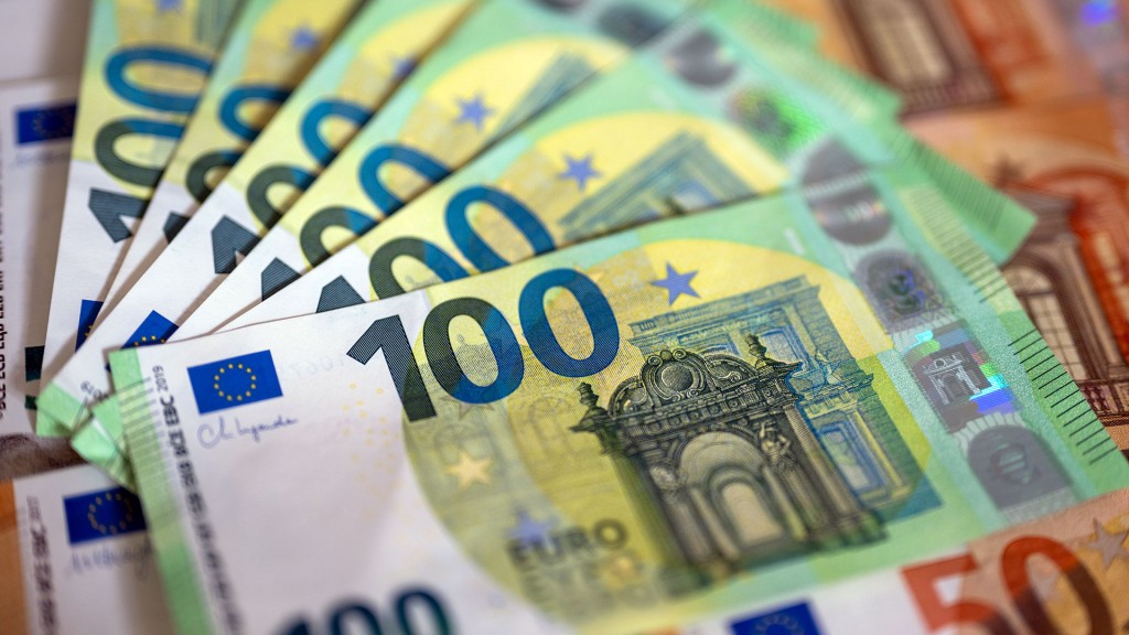 Euro-Geldscheine liegen auf einem Tisch