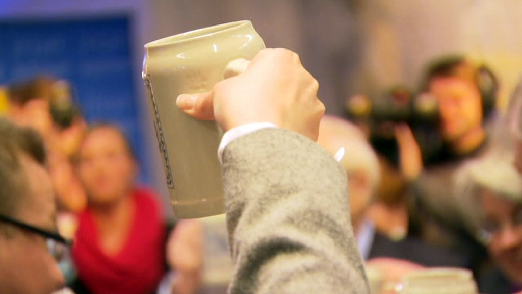 Eine Hand mit einem Bierkrug
