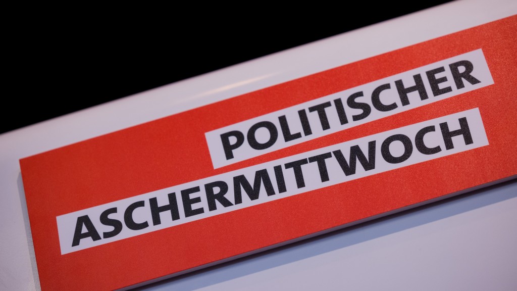Politischer Aschermittwoch. Schriftzug steht auf einem Rednerpult
