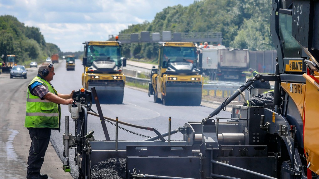 Foto: Ein Asphaltfertiger legt neuen Straßenbelag