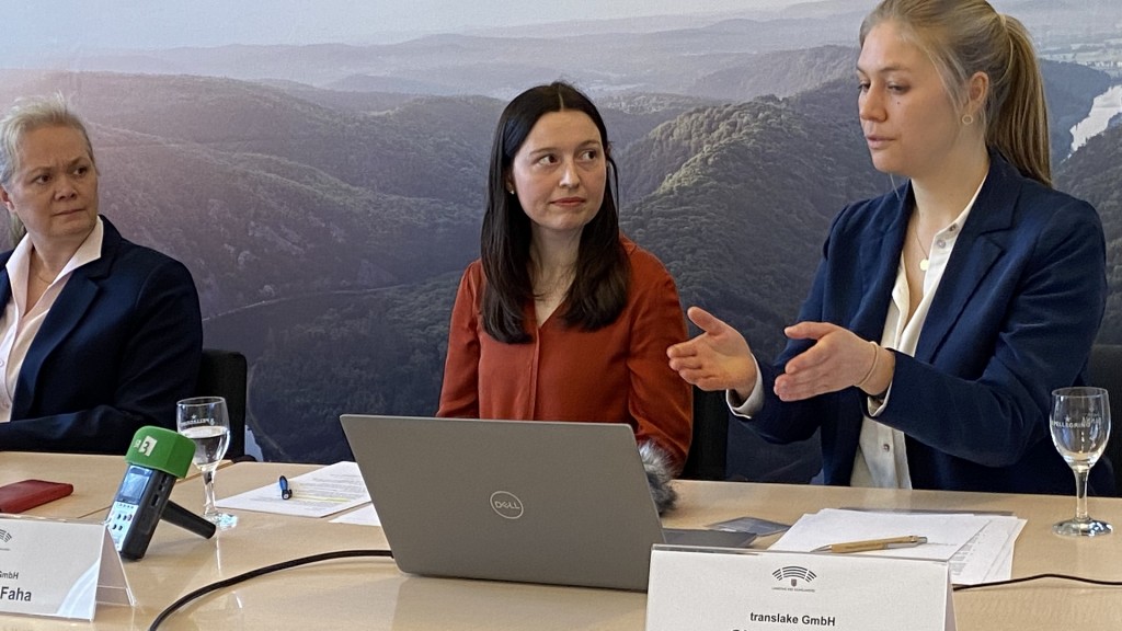 Landtagspräsidentin Heike Winzent, Nathalie Faha und Clara Schmitz (translate GmbH) stellen Bürgerrat zum Klimaschutz vor