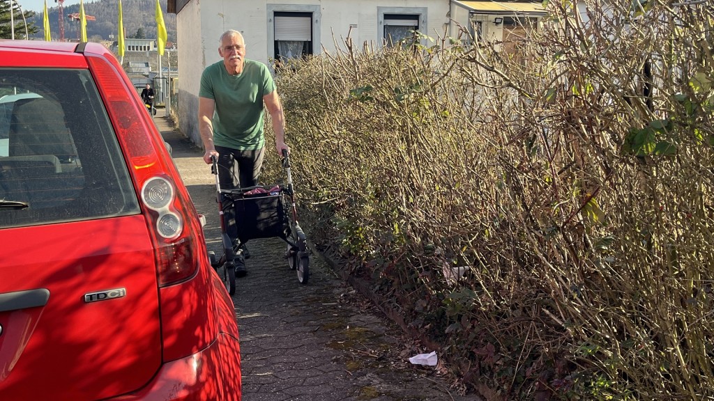 Mit dem Rollator an parkenden Autos vorbei
