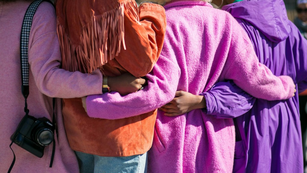 Frauen umarmen sich von hinten