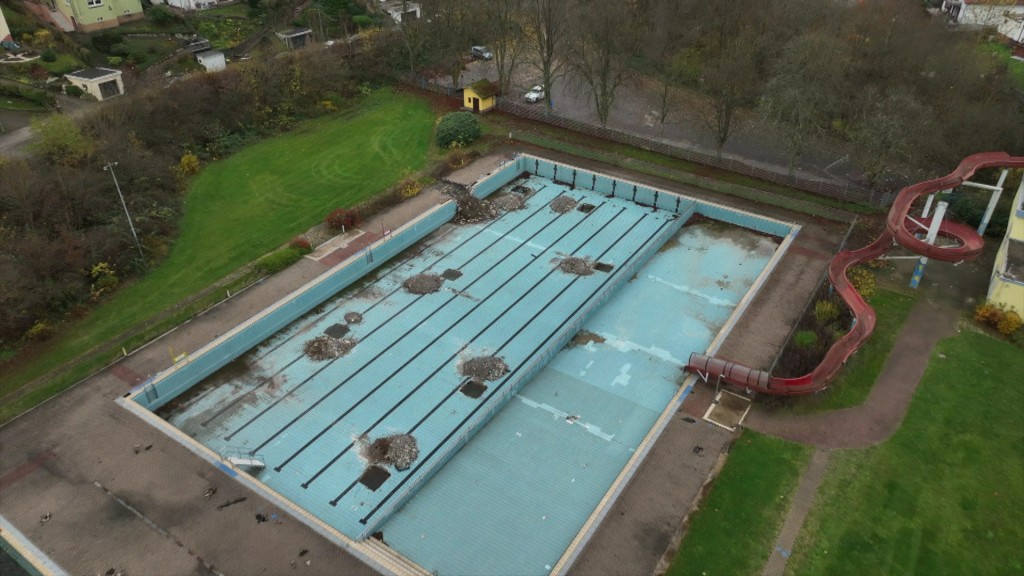 Foto: Leeres Schwimmbecken