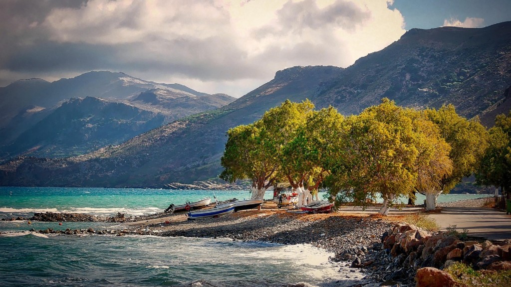 Ein Strand auf Kreta mit Blick auf ein Gebirge