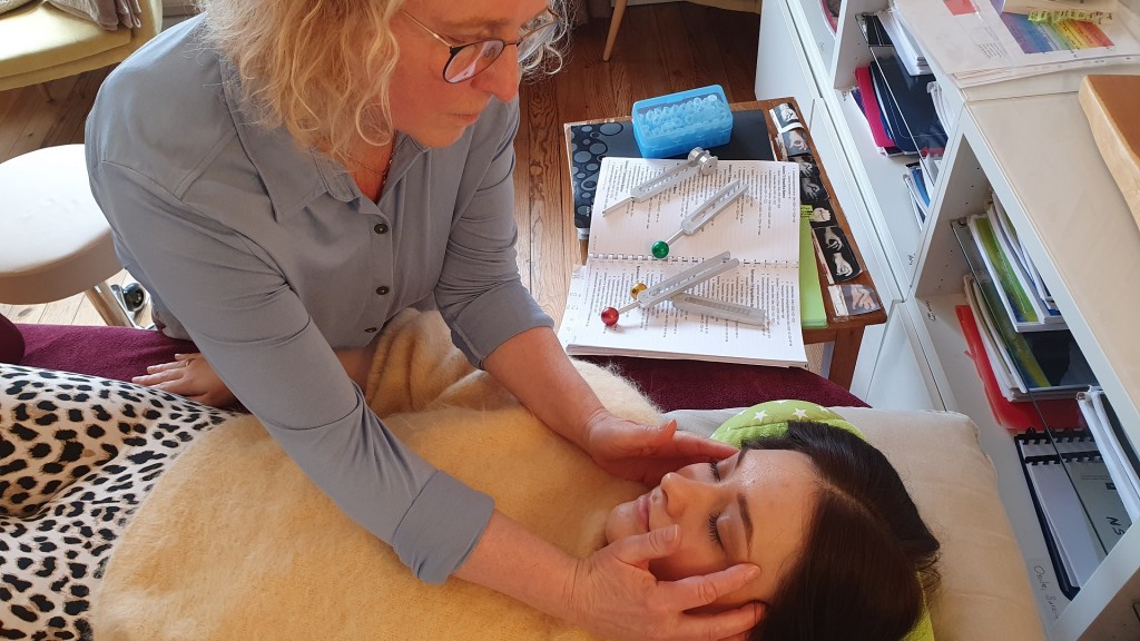 Kinesiologin Dorothea Dittmar-Wagner und Patientin Elena