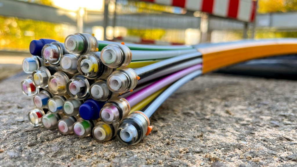 Glasfaserkabel liegen in einem Baustellengraben