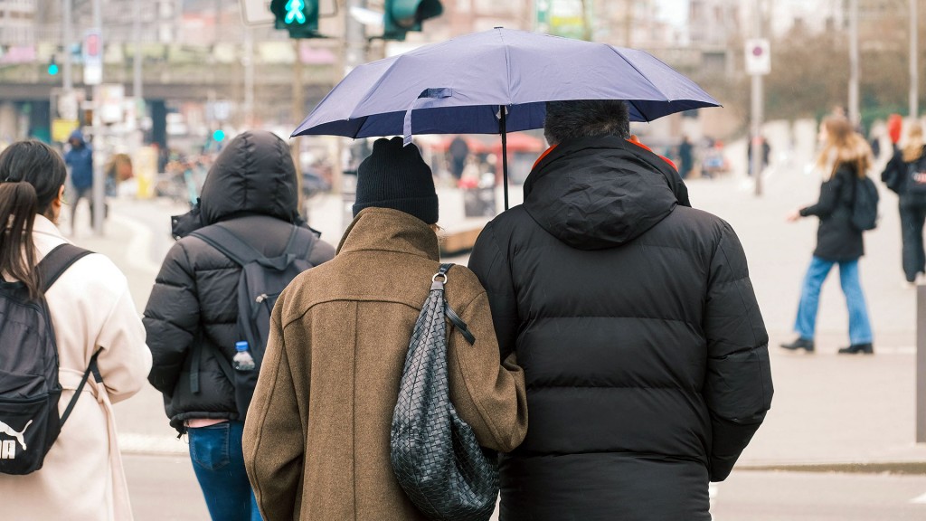 Fußgänger mit Regenschirmen