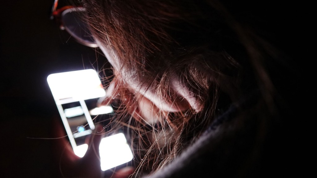 Eine junge Frau bedient ihr Smartphone