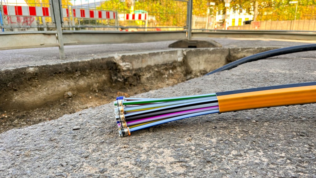 Glasfaserkabel liegen in einem Baustellengraben