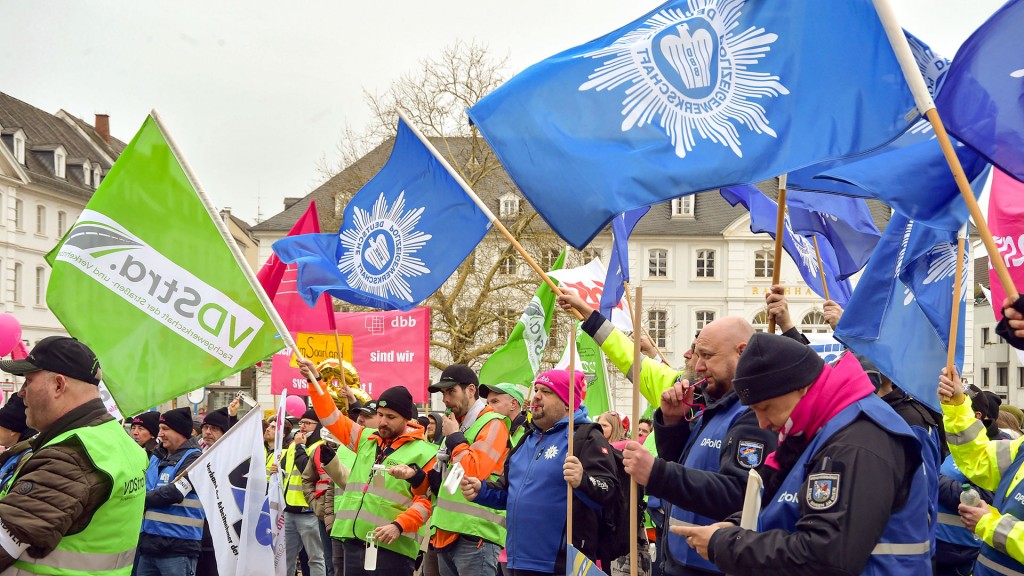 Demo-Kundgebung von Mitgliedern des Beamtenbunds in Saarbrücken