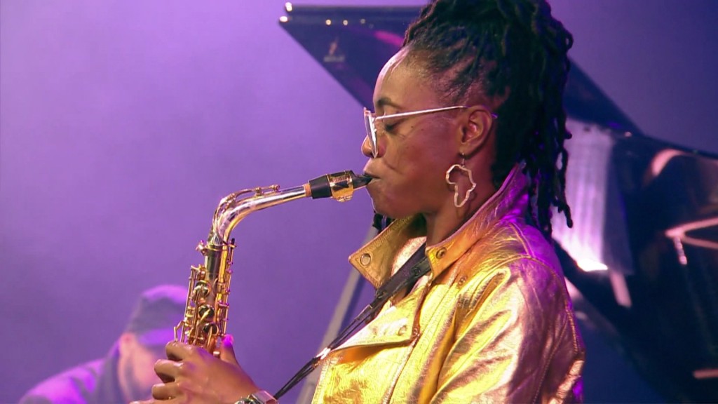 Foto: Lakecia Benjamin spielt Saxophon