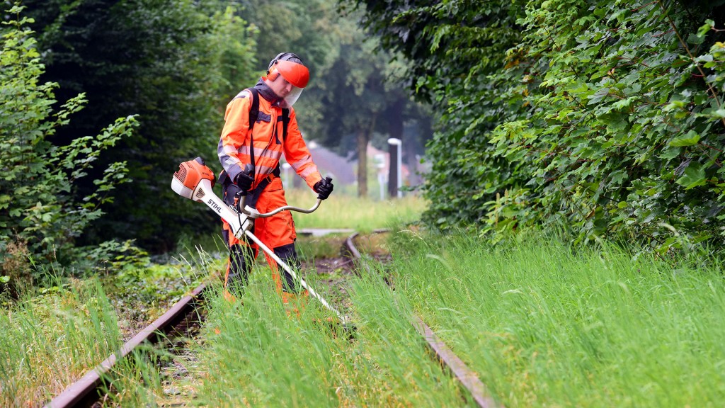 Eine inaktive Bahntrasse wird freigeschnitten