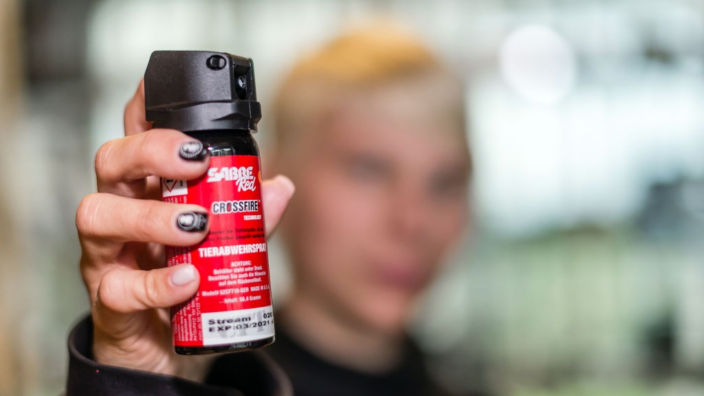 Foto: Jemand hält eine Dose mit Pfefferspray in der Hand