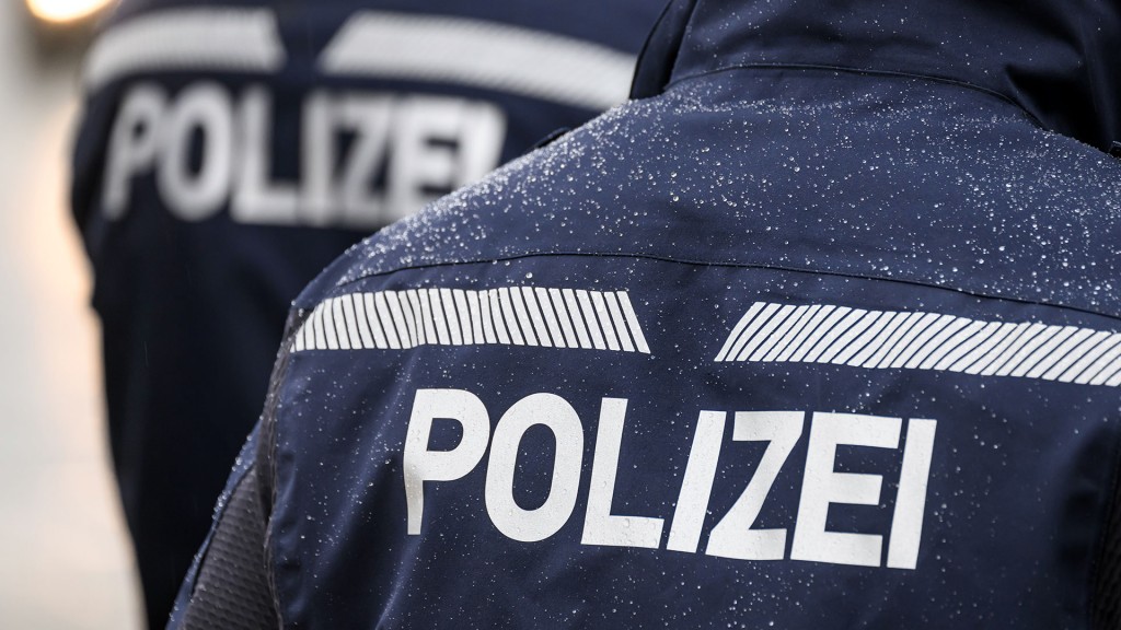 Zwei Polizisten in Uniformjacken