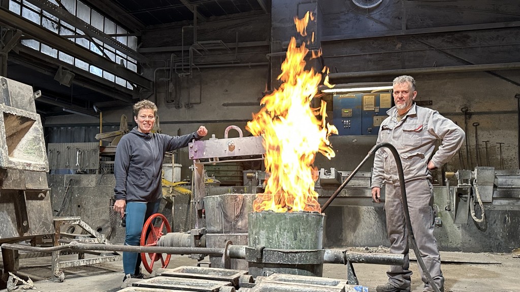 Ursula Kilburg und Marco Stumpf in der Metallgießerei Luck