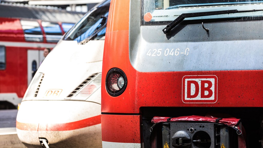 Züge des Regional- und Fernverkehrs stehen im Bahnhof an den Gleisen